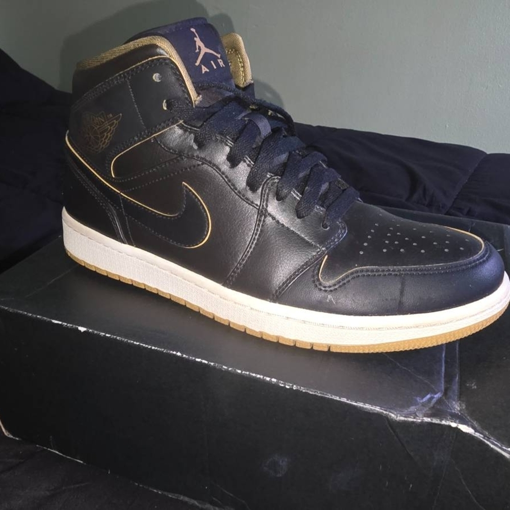 Jordan Men's Black and Gold Sneakers